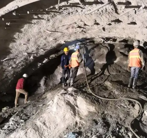 玉龙拱顶带模注浆料的施工流程及注意事项